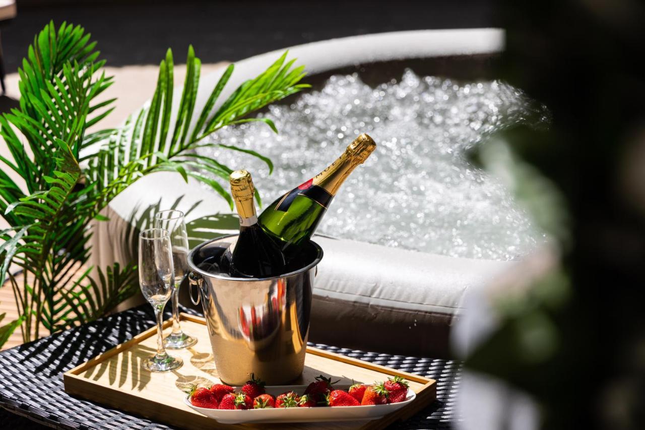 Oasis Luxury Apartment With Terrarce And Jacuzzi سبليت المظهر الخارجي الصورة