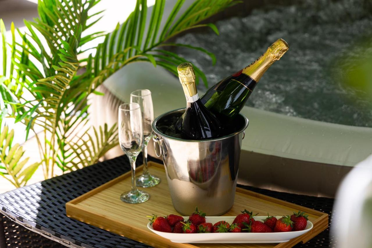 Oasis Luxury Apartment With Terrarce And Jacuzzi سبليت المظهر الخارجي الصورة